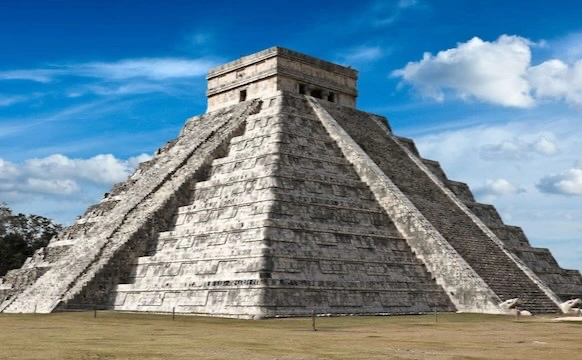 Entdecken Sie das geheimnisvolle Weltwunder Chichen Itza.